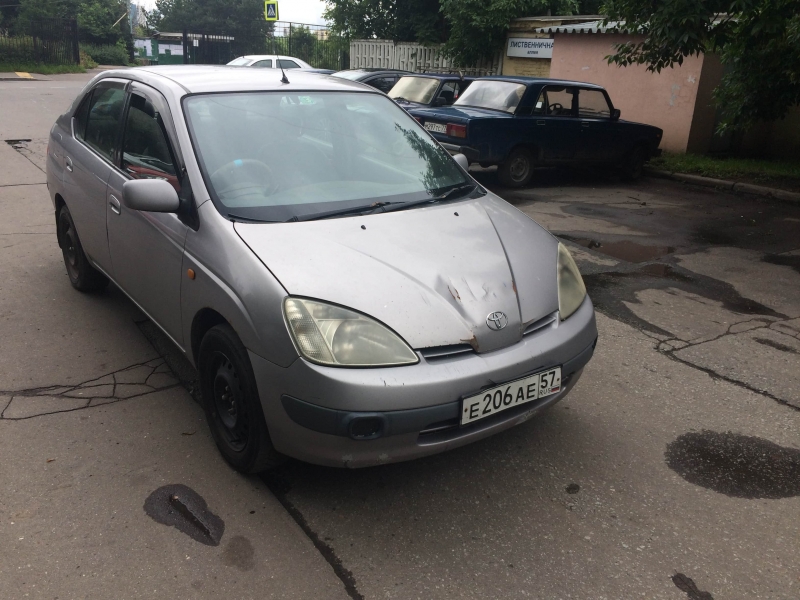 Продается авто Toyota Prius NHW 10 Гибрид правый руль.